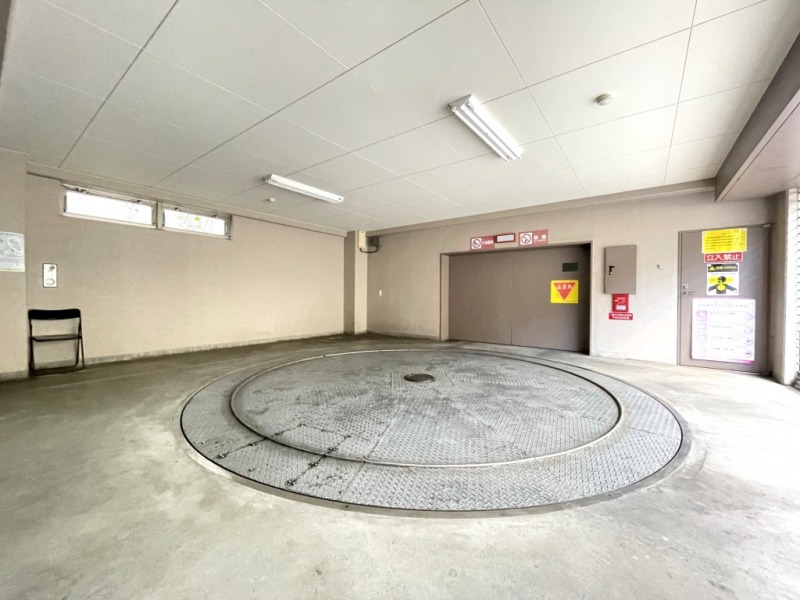 【駐車場】ターンテーブルで向きを変えて入出庫する、セキュリティー面にも配慮された屋内の機械式駐車場です。天候による汚れや日焼けなどからも大切なお車を守ります。