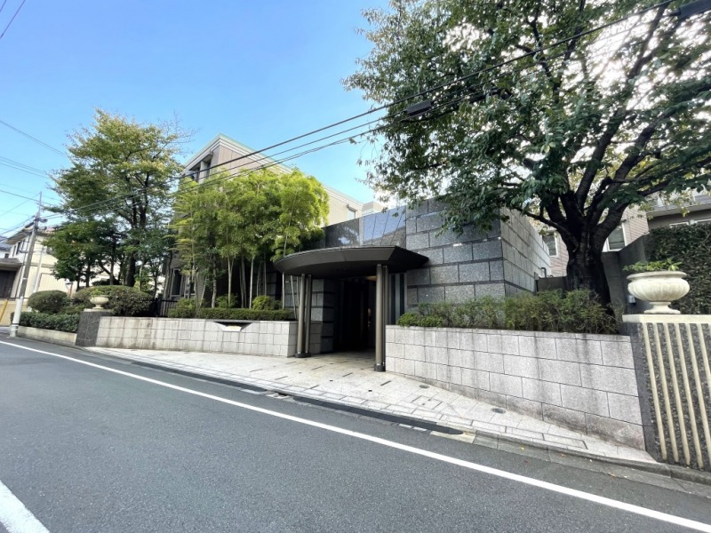 【外観】目黒通りより駒八通りに1本入った閑静な住宅地に佇む、大きな邸宅のようなブラウンのタイル張りの重厚で高級感漂う外観です。2001年3月築、前田建設施工、住友商事旧分譲の地上4階建てのグリーンに包まれた低層レジデンスです。