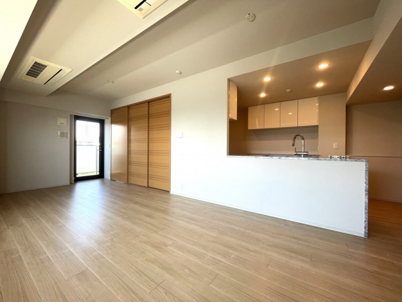 【LD:約15.4帖】ホワイトを基調とした内装に、木のぬくもりを感じるフローリングや建具で、ナチュラルモダンな雰囲気のリビングダイニングとなっています。床暖房が敷設され、冬は身体の芯から温まり快適にお過ごし頂けます。