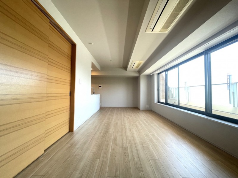 【LD:約15.4帖】リビングとダイニングを分けて利用でき、家具のレイアウトもしやすい間取りです。大きなソファや大型テレビを置いてもゆとりがある広さです。
