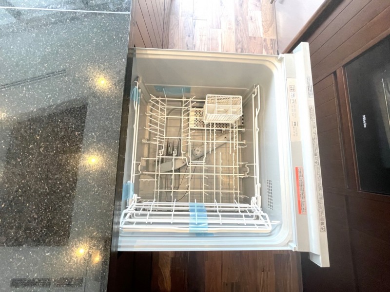 【キッチン:食洗機】パナソニック製の大容量のビルトイン食器洗浄乾燥機が付いていて、調理スペースも広く取れて節水効果もあり、家事の負担軽減も期待できます。また上面部に操作ボタンが設置されているタイプで、ラクな姿勢で操作ができます。