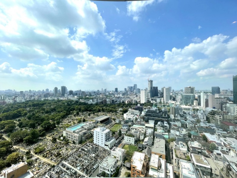 【住戸からの眺望】空やグリーンが広がり開放感に溢れ、奥には渋谷のビル群が建ち並ぶ、圧巻の眺望を掌中に収めることができます。