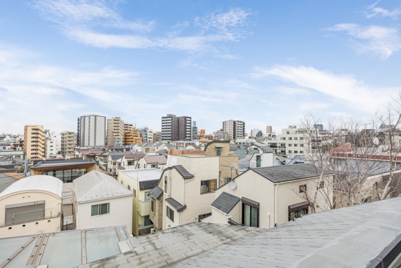 【住戸からの眺望】眼下は低層の建物が多く抜け感があり、開けていて広い空も仰げる爽快な眺望です。