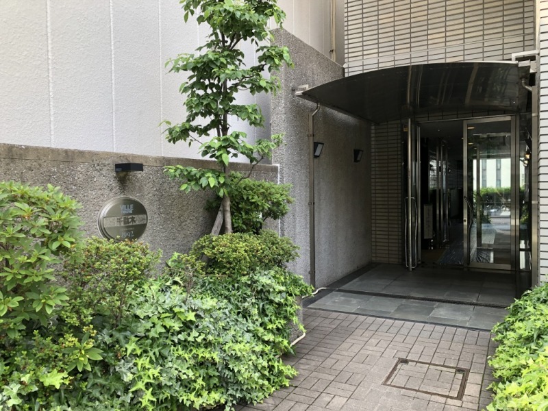 【エントランス】重厚感のあるエントランスには、オートロックを備えセキュリティー面に配慮されており、不審者や不要なセールスを防ぎます。宅配ボックスもあり、不在時でも配達時間を気にすることなく、対面もせずいつでも荷物が受け取れます。