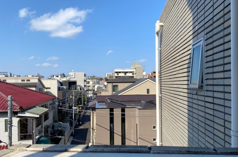 【住戸からの眺望】眼下は低層の建物が多く、広い空も仰げる眺望です。