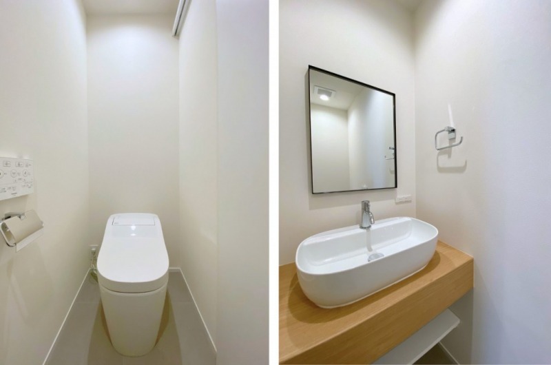 【トイレ】お手入れもしやすいタンクレスで、すっきりとしたデザインの温水洗浄機能付きトイレです。室内はホワイトを基調とし、清潔感があり落ち着く上質な空間です。ミラー付きの便利な専用手洗いスペースも設けられています