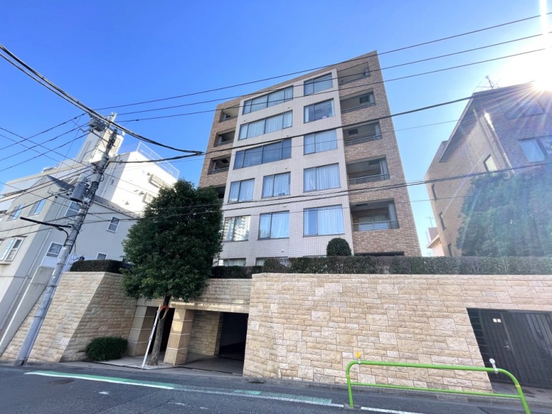 【外観】麻布仙台坂の丘の上に佇む、ホワイトとブラウンタイル張りに花崗岩の外壁の重厚感のある端正なフォルムの外観です。2001年5月築、竹中工務店施工、三井不動産旧分譲の地下1階地上6階建、総戸数25戸のハイグレードレジデンスです。周辺は、大使館や寺院が点在し、緑豊かな有栖川宮記念公園、「六本木ヒルズ」も近く、おしゃれな飲食店やショップが多く、300年以上の歴史がある「麻布十番街」も日常使いできる暮らしも彩る豊かな住環境です。