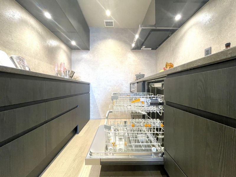 【キッチン:食洗機】ドイツのプレミアム家電ブランド、Miele製のビルトイン食洗機が設置されています。デザイン性は去ることながら、フロントオープンタイプでたっぷりの容量もあり、汚れを自動的に判断して温度などを調整するプログラムがあるため洗浄力も優れていて、静穏性も抜群です。ビルトインの食器洗浄乾燥機なので、調理スペースも広く取れて節水効果もあり、家事の負担軽減も期待できます。