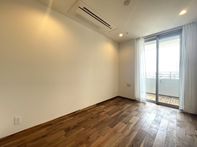 【洋室2:約6.0帖】西向きの陽光が注ぎ、過ぎゆくときをゆったり感じられるお部屋です。ウォークインクローゼットを備え、シングルベッドとデスクのどちらも置ける広さがあるので、お子様のお部屋やワークスペース・書斎などに向いています。