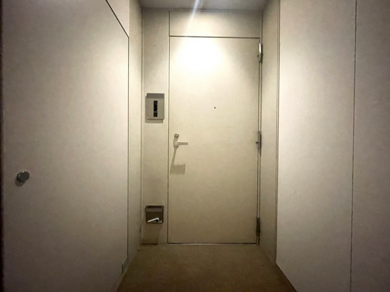 【共用部玄関】玄関前にはアルコーブがあり、玄関ドアまでのワンクッションを置くことで、外部からの視線を遮ることができ、防犯性を高めプライバシーを守ります。