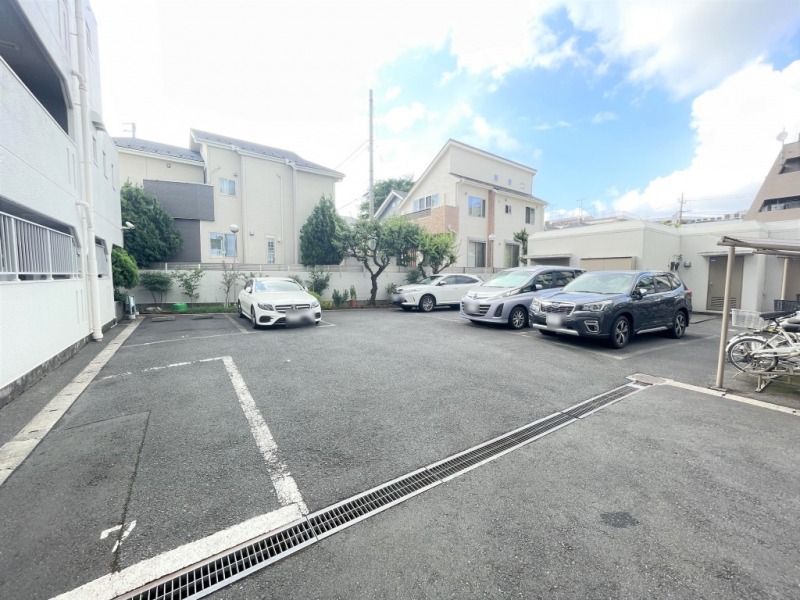 【駐車場】乗り降りや入出庫しやすい敷地内の平置き駐車場です。ハイルーフ車もゆとりを持って駐車する事ができます。