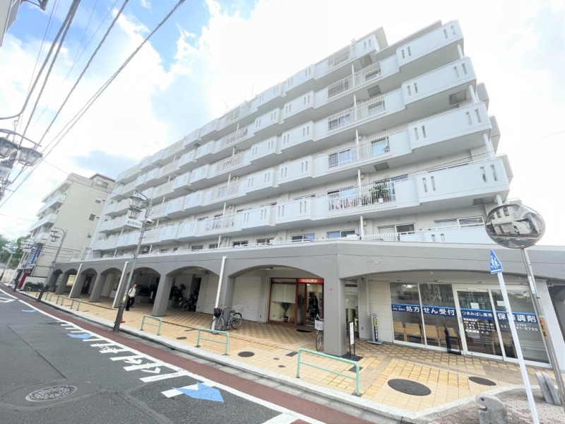【外観】明るいホワイトの爽やかな外観のマンションです。1Fには商店が入っていて、ベーカリーや薬局などがあります。駅近でマンション至近には病院や「ローソンストア100」なども入っていて便利な立地です。また富士見ヶ丘駅は京王線の車両基地が近い為、始発電車が多く、座って通勤・通学も可能です。学区内小・中学校徒歩3分圏内で子育てファミリーにもおすすめです。1977年12月築、西松建設施工、ハイネス垣産旧分譲、地上8階建、総戸数81戸のヴィンテージマンションです。