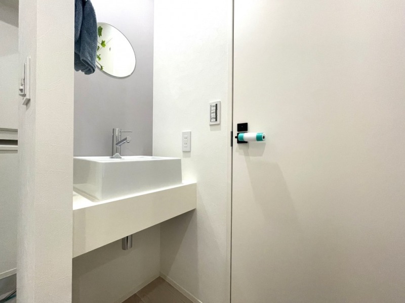 【洗面】トイレと玄関の間にはミラー付きの独立洗面台があり、帰宅した際に、すぐに手洗いやうがいができ、動線がスムーズで、室内に花粉や菌も持ち込みみくく、清潔感があります。