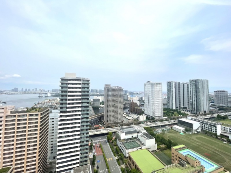 【住戸からの眺望】眼下は、区立中学校の校舎や校庭が広がり、開放感のある眺望です。