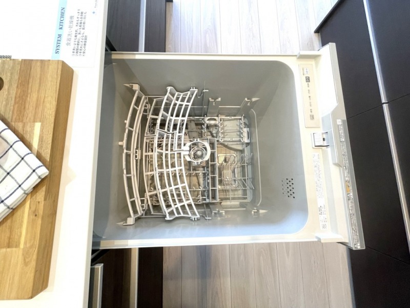 【キッチン:食洗機】ビルトイン食器洗浄乾燥機が付いているので、調理スペースも広く取れて節水効果もあり、家事の負担軽減も期待できます。