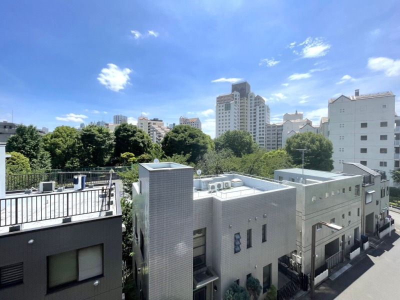 【住戸からの眺望】眼下は道路で、周辺は低層の建物が多く、抜けや開放感のある爽快な眺望です。「百人町ふれあい公園」のグリーンも広がり、広い空も仰げます。