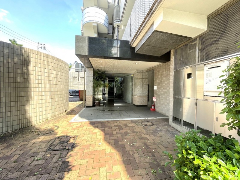 【エントランス】前面道路より奥まった所に位置する、プライバシー性の高いエントランスです。エントランスにはオートロックを備え、セキュリティー面に配慮されており、不審者や不要なセールスを防ぎます。