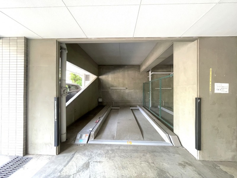 【駐車場】敷地屋内にある機械式駐車場で、天候による汚れや日焼けなどから大切なお車を守ります。専用使用権付き駐車場あり
