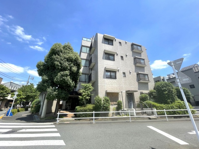 【外観】シンボルツリーや周囲のグリーンに馴染む、グレージュタイル張りの上品な雰囲気の外観です。1994年8月築、大都工業施工、地上5階建、総戸数24戸の低層レジデンスです。1階には郵便局とクリー
ニング店が入り、公園も至近で区立小・中学校も徒歩7分圏内で近く、子育てファミリーにもおすすめの住環境です。