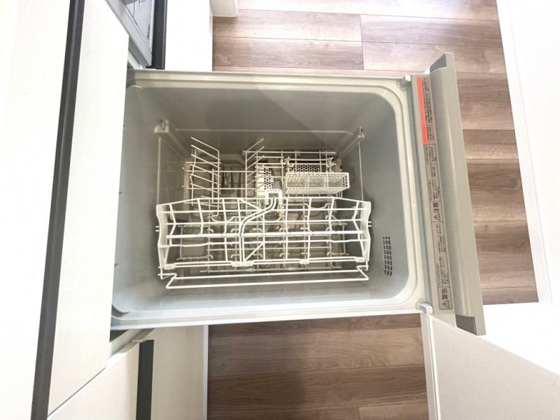 【キッチン:食洗機】ビルトイン食器洗浄乾燥機が付いているので、調理スペースも広く取れて節水効果もあり、家事の負担軽減も期待できます。