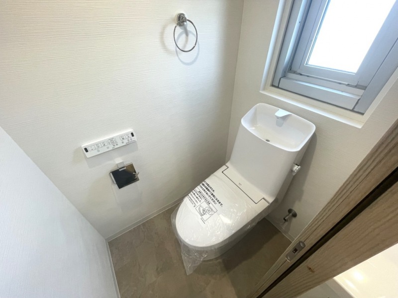 【トイレ】すっきりとしたデザインで清潔感があり、落ち着ける空間です。トイレもうれしい洗浄機能付きです。また窓があるので明るく、こもりがちな臭いも換気ができて快適です。