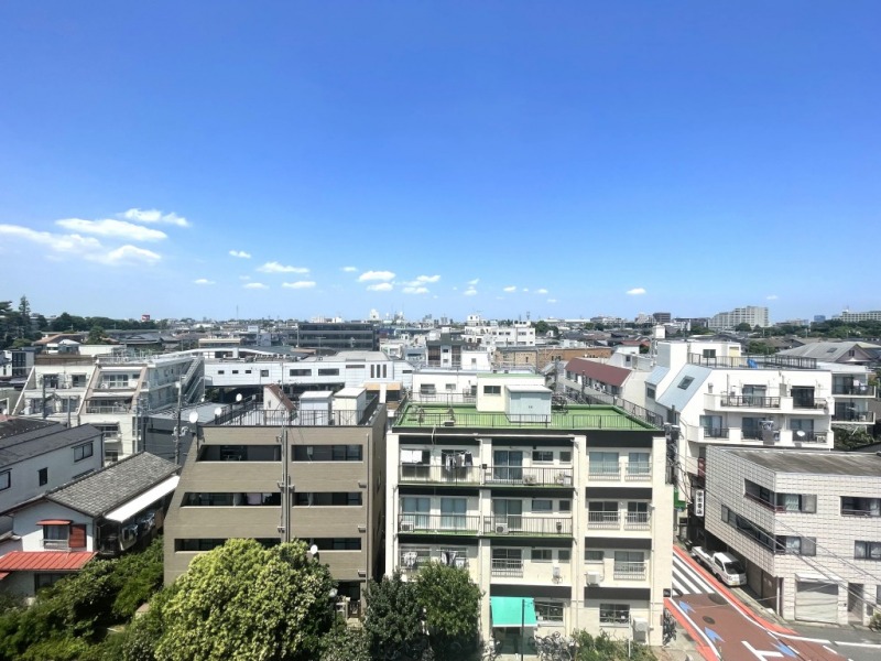 【住戸からの眺望】周辺は低層住宅が多く、抜けと開放感があり、空も広く仰ぐことができる眺望です。