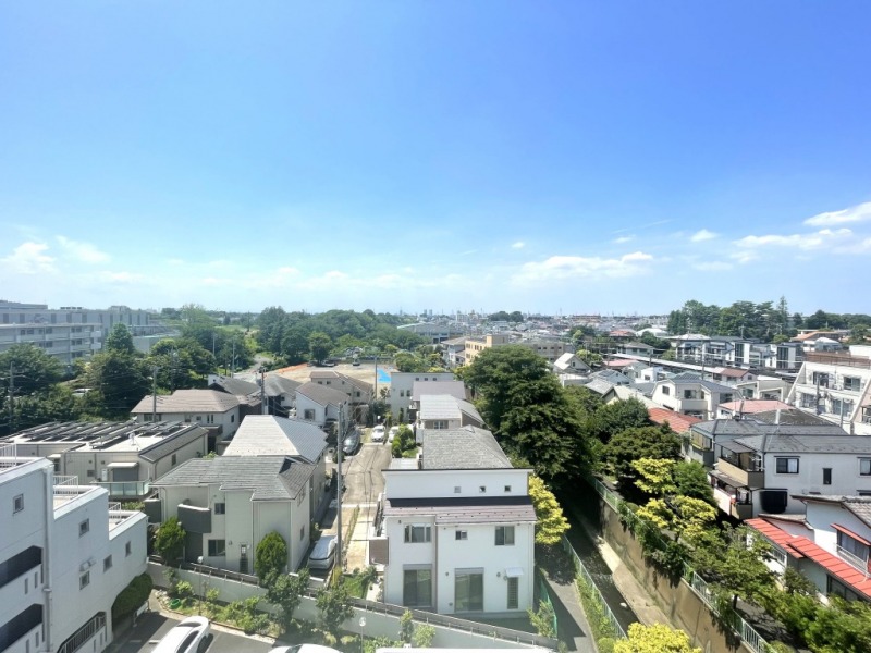 【住戸からの眺望】こちら側も低層住宅が多く開放感があり、脇には神田川が流れ、奥には「高井戸公園」のグリーンが広がり、空と緑と水が融合した爽快な眺望です。