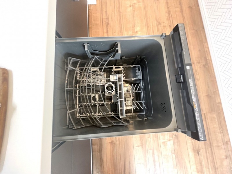 【キッチン：食洗機】ビルトイン食器洗浄乾燥機が付いているので、調理スペースも広く取れて節水効果もあり、家事の負担軽減も期待できます。
