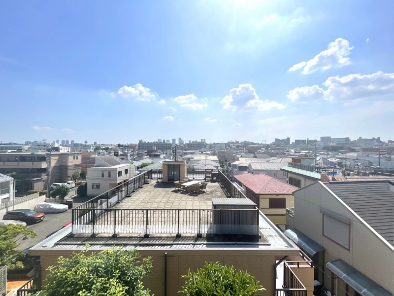 【住戸からの眺望】周辺は低層の建物が多く、抜けや開放感があり、空も広く仰げる眺望です。