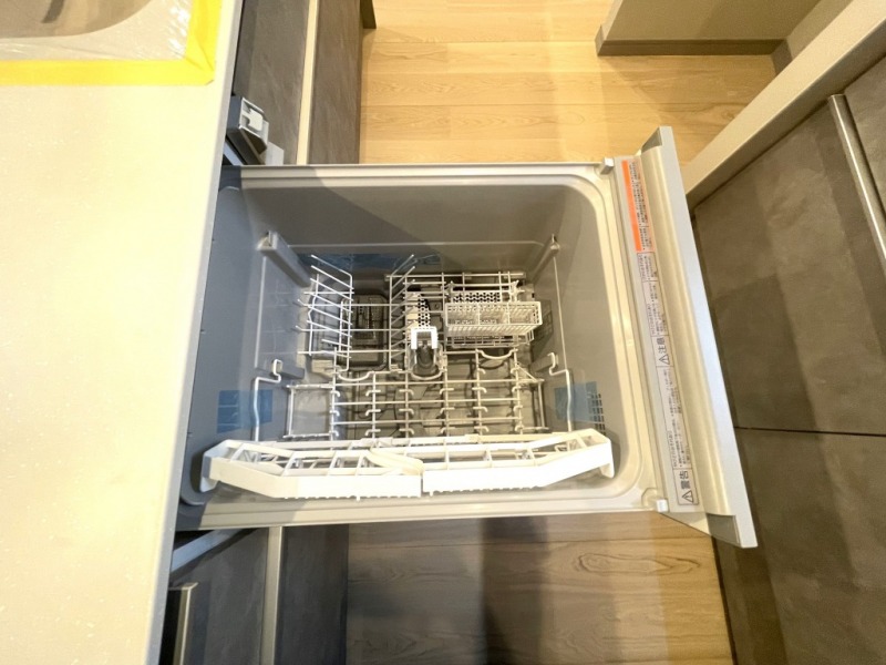 【キッチン：食洗機】ビルトイン食器洗浄乾燥機が付いているので、調理スペースも広く取れて節水効果もあり、家事の負担軽減も期待できます。