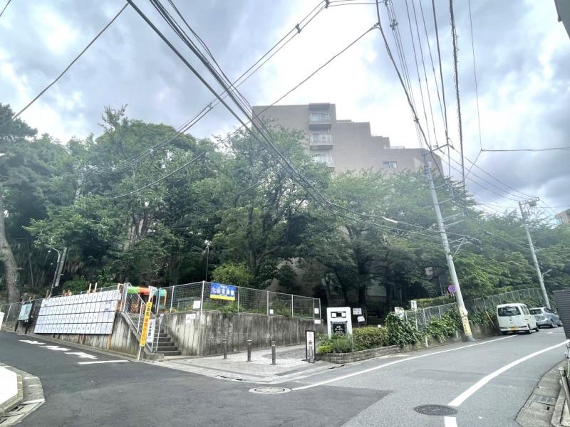 【外観】広大な敷地と豊かな緑に包まれたベージュのタイル張りの雁行型の外観です。1989年7月築、竹中工務店施工、第一ホテルエンタープライズ旧分譲の地上11階建、総戸数131戸のビッグコミュニティです。春には敷地内の桜並木が花を咲かせます。