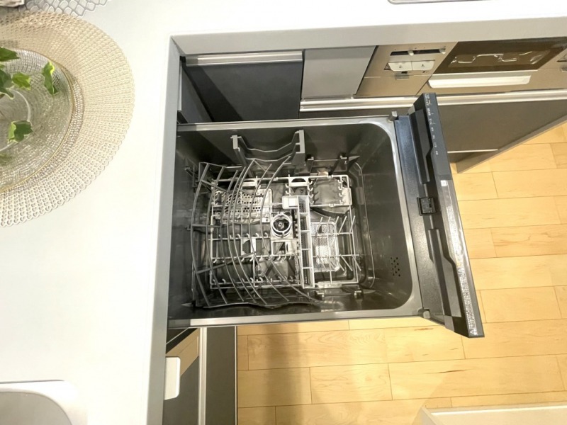 【キッチン:食洗機】ビルトイン食器洗浄乾燥機が付いているので、調理スペースも広く取れて節水効果もあり、家事の負担軽減も期待できます。また上面部に操作ボタンが設置されているタイプで、ラクな姿勢で操作ができます。