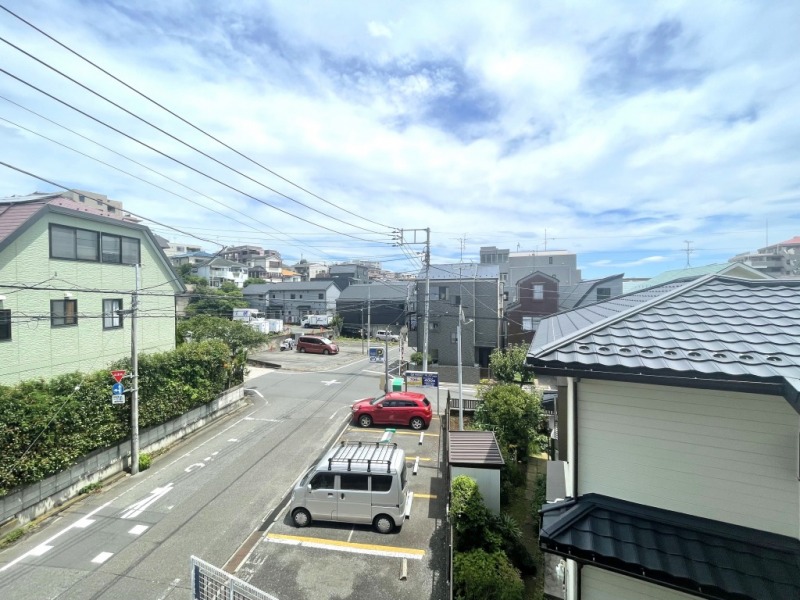 【住戸からの眺望】眼下は駐車場と道路なので、開放感があり、広い空も仰げる眺望です。