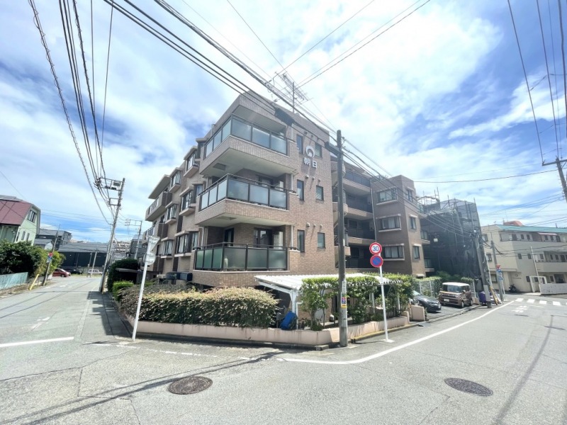 【外観】閑静な住宅街に佇む、ブラウンタイル張りの重厚感のある外観です。1996年2月築、清水建設施工、朝日建物旧分譲の地上5階建、総戸数21戸の低層レジデンスです。令和7年6月大規模修繕工事実施予定です。