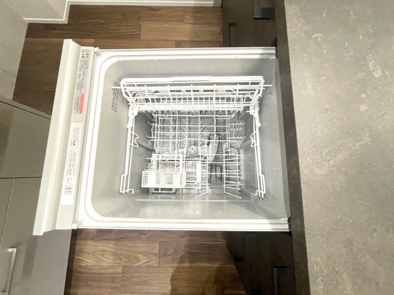 【キッチン:食洗機】ビルトイン食器洗浄乾燥機が付いているので、調理スペースも広く取れて節水効果もあり、家事の負担軽減も期待できます。また上面部に操作ボタンが設置されているタイプで、ラクな姿勢で操作ができます。