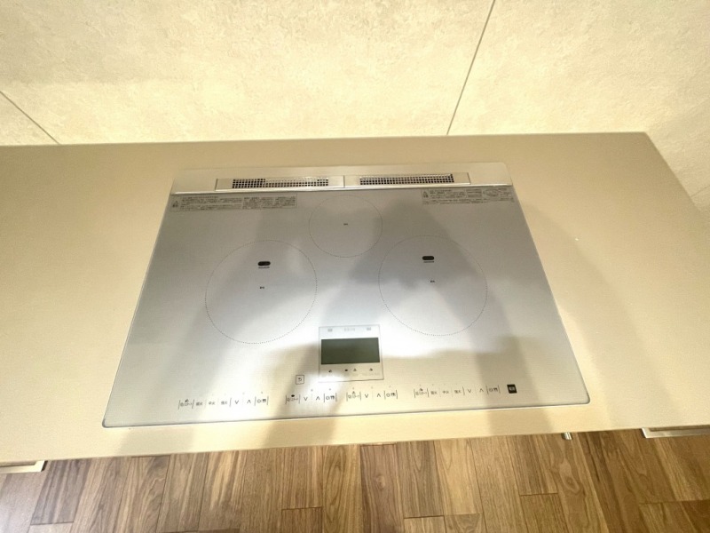 【キッチン:IHコンロ】デザイン性にも優れ安全性も高く、お手入れもしやすい3口のIHクッキングヒーターです。