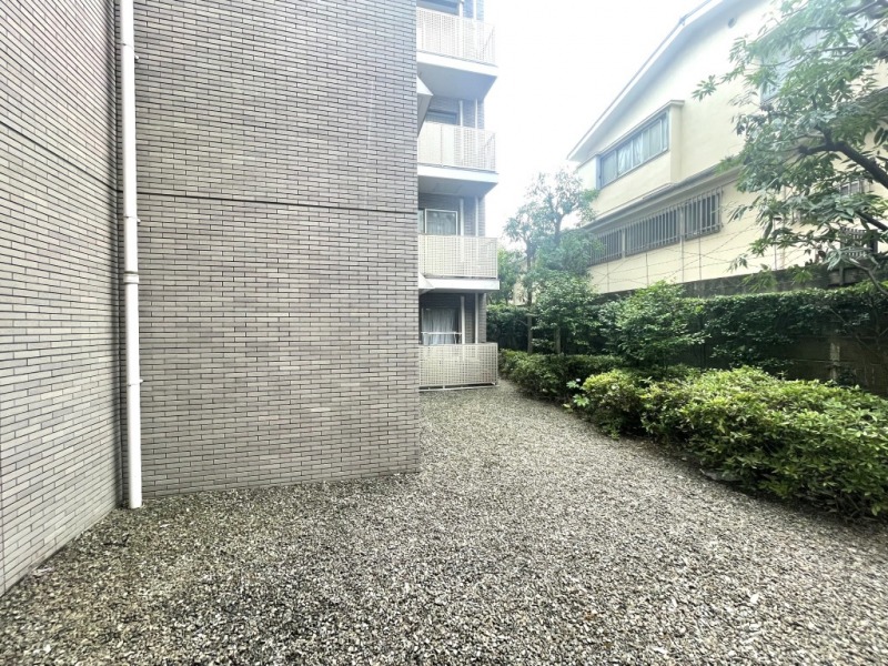 【住戸からの眺望】1階ですが自然光も注ぎ、周囲は敷地内のグリーンに囲まれ、近隣の視線も感じません。ほっと一息、癒される眺望です。