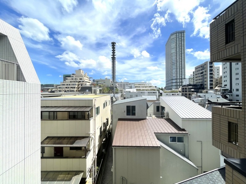 【住戸からの眺望】前面は低層の建物で抜けているので、採光は多く取り込みます。タワマンと防衛省の通信塔が際立ちます。空も仰げます。