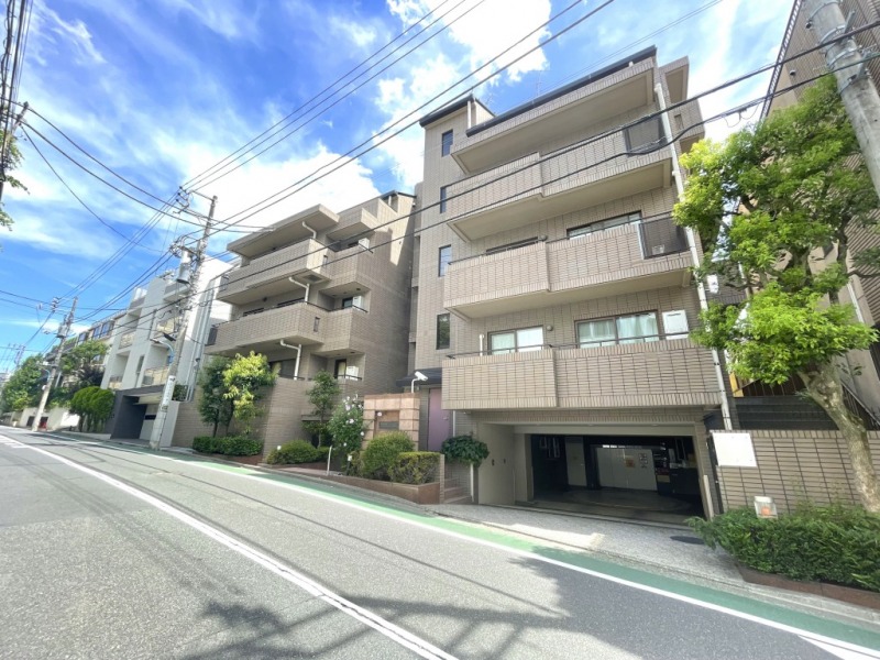【外観】外苑通りより、銀杏坂に入った閑静な住宅街に佇む、1993年3月築、住友建設施工、藤和不動産旧分譲の地下1階地上7階建、総戸数17戸のレジデンスです。所有権付き駐車場・専用使用権付き駐輪場があります。「牛込柳町」駅徒歩4分と駅近で、スーパー・コンビニ・ドラッグストアが至近にあり、交通・生活利便性の高い立地です。学区内小・中学校徒歩10分圏内にあり、子育てファミリーにもおすすめです。