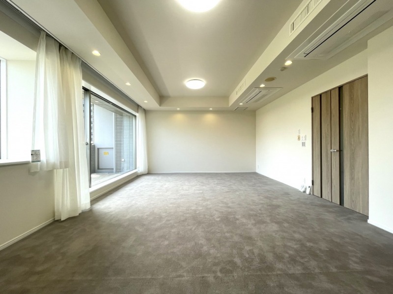 【LDK：約22.5帖】折り上げ天井やダウンライトは開放感があり、ビルトインエアコン、ワイドウインドウや天井埋め込み型カーテンレールで、空間がすっきりしていてインテリアを引き立てます。