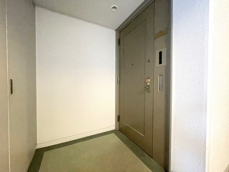 【共用部玄関】玄関前にはアルコーブがあり、玄関ドアまでのワンクッションを置くことで、外部からの視線を遮ることができ、防犯性を高めプライバシーを守ります。
