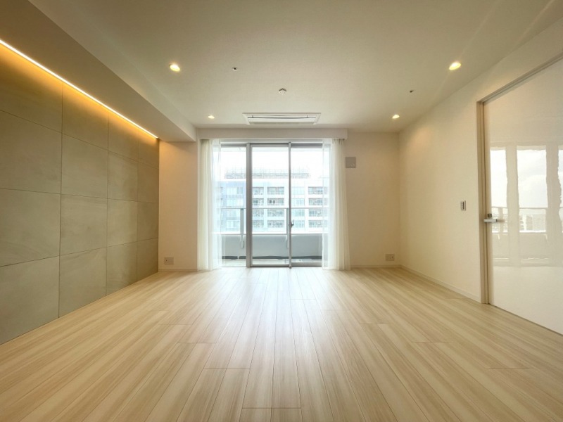 【LD:約15.5帖】ビルトインエアコンや天井に着いたカーテンボックスで、空間がすっきりしていて、間接照明やダウンライトで柔らかな雰囲気を醸し出し、ストーンタイルデザインのアクセントウォールがインテリアをスタイリッシュに引き立てます。