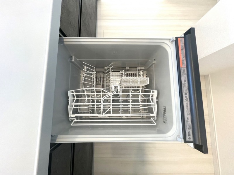 【キッチン:食洗機】ビルトイン食器洗浄乾燥機が付いているので、調理スペースも広く取れて節水効果もあり、家事の負担軽減も期待できます。また上面部に操作ボタンが設置されているタイプで、ラクな姿勢で操作ができます。