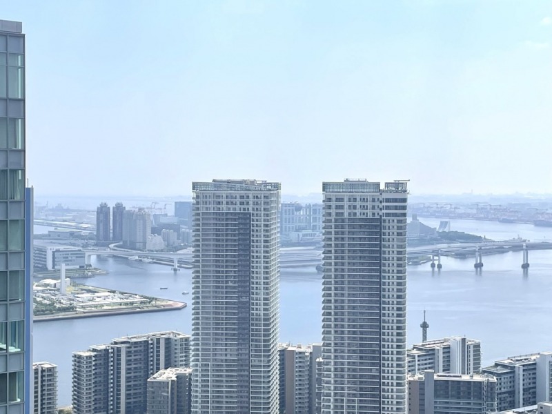 【住戸からの眺望】晴海フラッグのマンション群の奥にはレインボーブリッジが望めます。