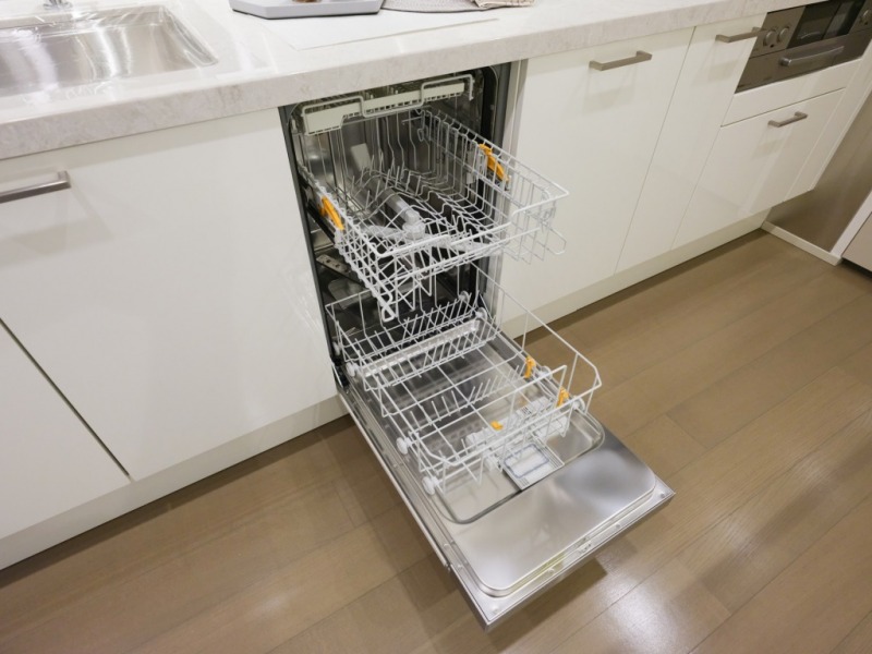 【キッチン：食洗機】フロントオープンタイプでたっぷりの容量もあり、汚れを自動的に判断して温度などを調整するプログラムがあるため洗浄力も優れていて、静穏性も抜群です。ビルトインの食器洗浄乾燥機なので、調理スペースも広く取れて節水効果もあり、家事の負担軽減も期待できます。