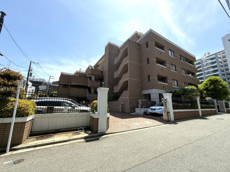 【外観】外苑西通りから1本入った明治坂沿いの閑静な住宅街に佇む、ブラウンタイル張りのヨーロピアンテイストな外観です。1997年3月築、前田建設施工、丸紅旧分譲の地上5階建、総戸数21戸の高級レジデンスです。人気の「港区立白金の丘学園」も徒歩8分で、「国立科学博物館付属自然教育園」や「東京都庭園美術館」などの施設も近く、緑も豊かで子育てファミリーにもおすすめの住環境です。