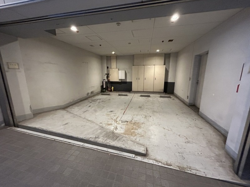 【駐車場】専用使用権付きの倉庫兼駐車場で、約36.32㎡の広さがあります。車約2台分駐車することが可能です。平置き駐車場で入出庫しやすく、屋内で雨天時も濡れずに乗り降りでき、天候による汚れや日焼けなどからも大切なお車を守ります。