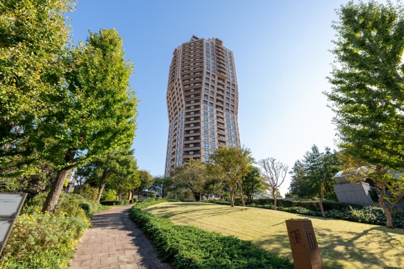 【外観】「森の都市」をコンセプトとしたデザインで、元麻布のシンボルタワー的な存在となっています。敷地の通り沿いには桜並木、広い敷地内には草木を配し、四季折々の自然を感じられます。2002年5月築、竹中工務店施工、森ビル旧分譲、免震の地上29階建て地下4階、総戸数180戸のハイクラスレジデンスです。