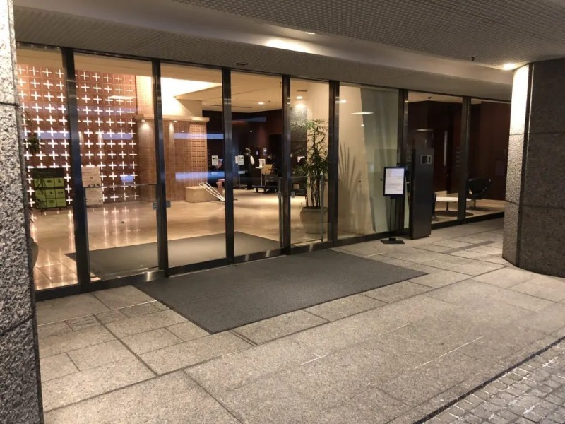 【エントランス】エントランスにはオートロックを備え、セキュリティー面に配慮されており、不審者や不要なセールスを防ぎます。24時間有人管理の安心システムで暮らしを守ります。