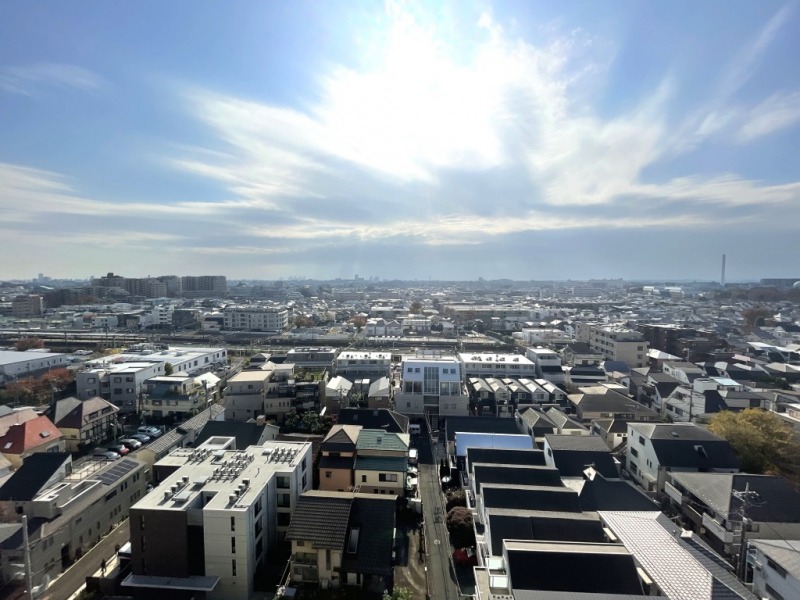 【住戸からの眺望】眼下は低層の建物が多く、抜け感があり、空も仰げる爽快なパノラマビューです。天候次第では、富士山も望めます。